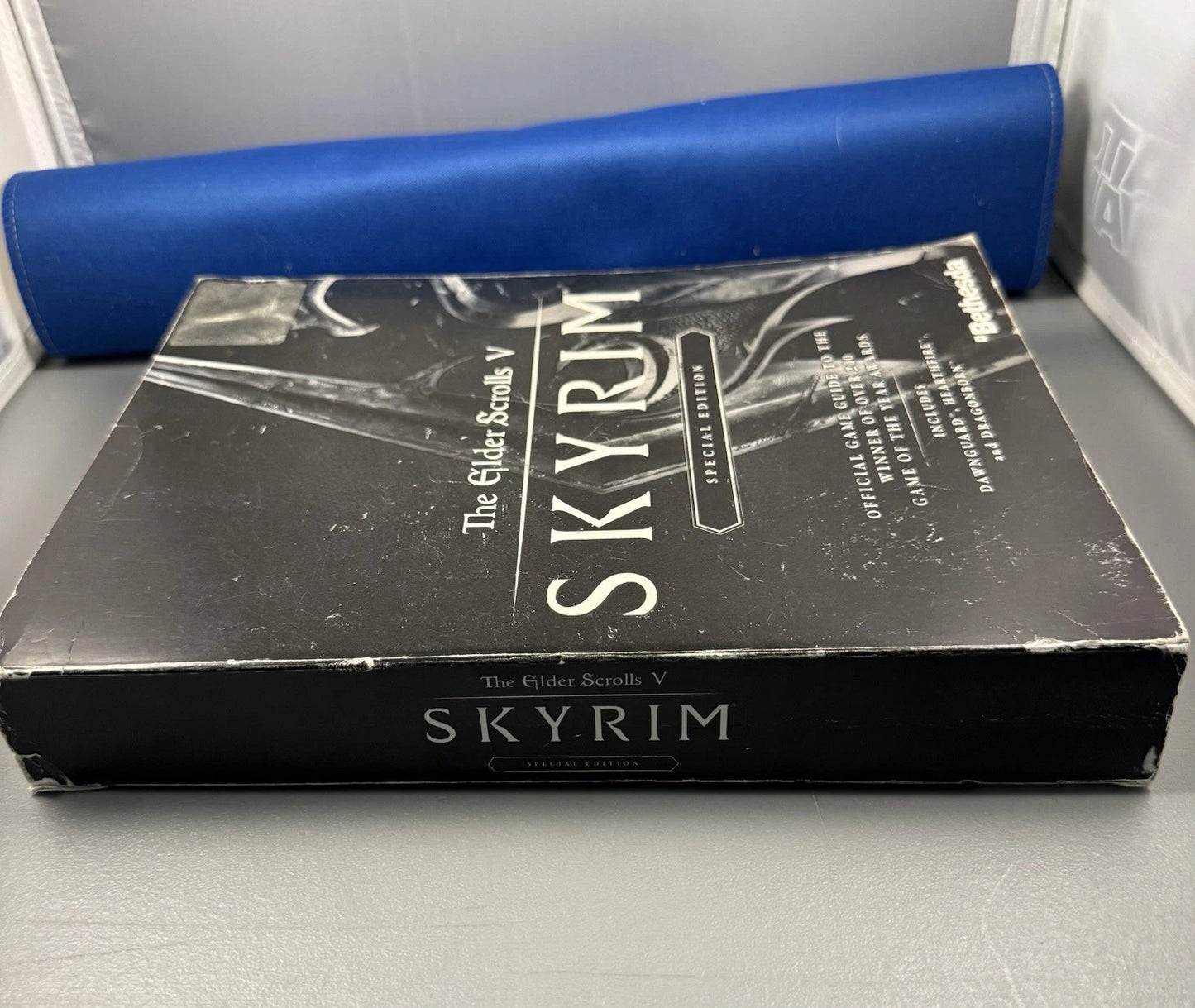 The Elder Scrolls V: Skyrim Special Edition Strategy Guide w/ Poster