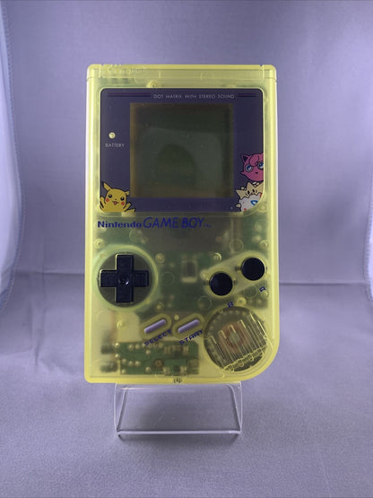 Game Boy DMG-01 New Shell amarillo con lente Pokemon.