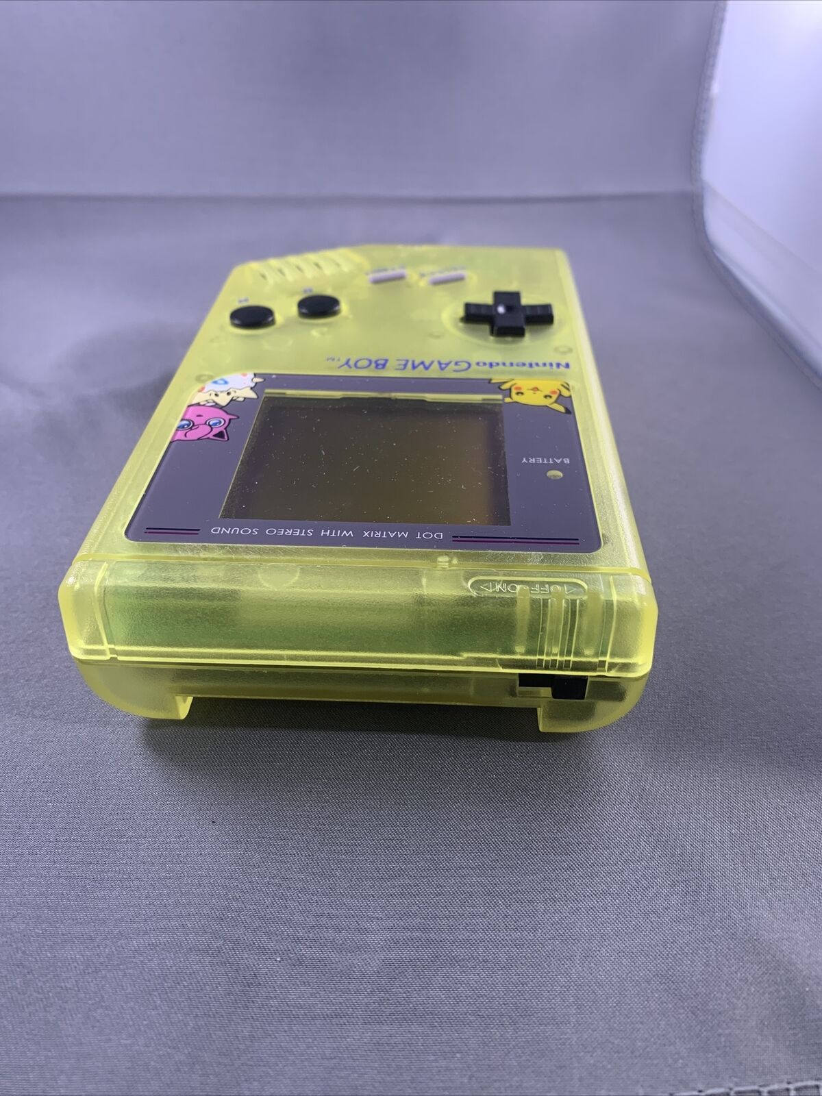 Game Boy DMG-01 New Shell amarillo con lente Pokemon.