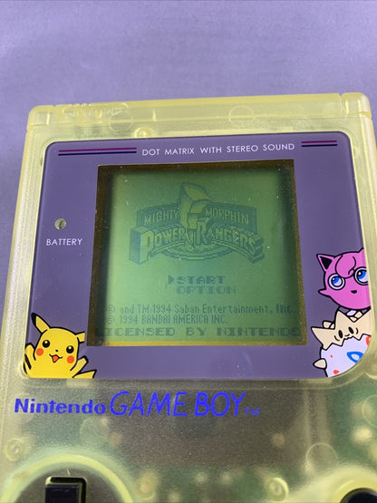 Game Boy DMG-01 New Shell amarillo con lente Pokemon.