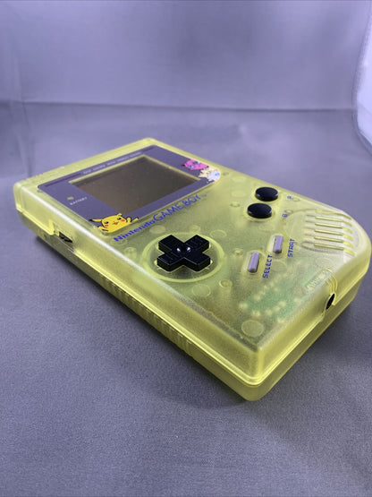 Game Boy DMG-01 New Shell amarillo con lente Pokemon.